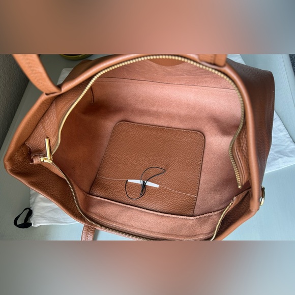 NWT Cuyana Small Easy Zipper Tote in Caramel Pebbled Leather and Leather Strap - Picture 8 of 9